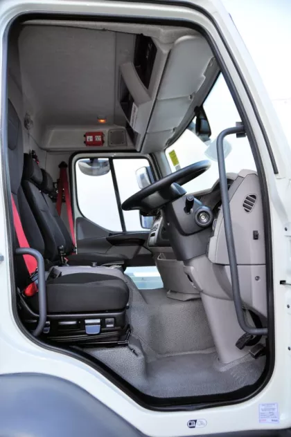 DAF LF 260 - 18 TON GVW BOX VAN WITH COLUMN T LIFT - EURO 6 - R111 img