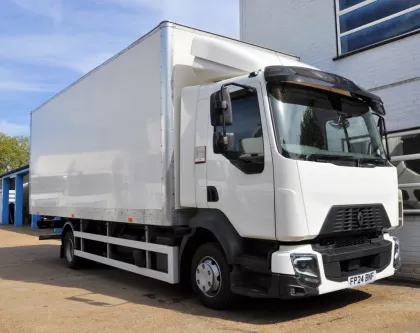 RENAULT D 12 TON GVW BOX VAN WITH INT.WOODEN TIE RAILS - EURO 6 - R177 img