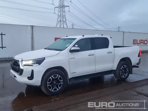 2022 Toyota Hilux Invincible img