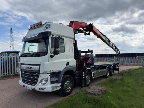 DAF CF 450 2022 EURO 6, HIGH ROOF SLEEPER, 8X2 REAR LIFT AXLE, 25FT 2 FLAT BODY, FASSI F710 71 TON PER MTR REMOTE CONTROLLED CRANE img