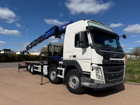 VOLVO FM 460 GLOBETROTTER 2018 (18) EURO 6, 8X2 REAR LIFT & STEER AXLE, 25FT 6 FLAT C W PM 50 TON REMOTE CRANE img