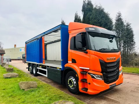 IVECO X-WAY CNG 2023 (23) EURO 6, 6X2 REAR LIFT & STEER BEVAN SLIDING CURTAINSIDERS img