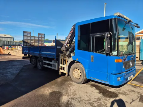 MERCEDES ECONIC 2629 2009 (59) 6X2 TRIPLE DROPSIDE BEAVERTAIL C W ATLAS 92.2 CRANE img