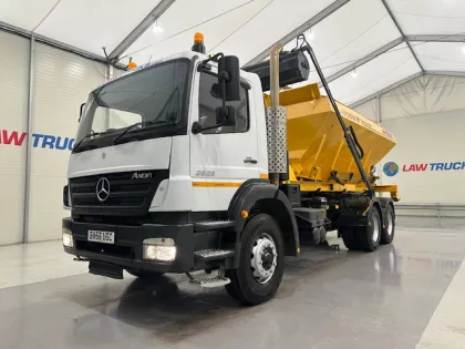 Mercedes Axor 2628 6x4 Day Cab Hookloader Gritter img