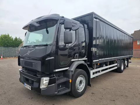 Volvo FE8 Mid Cab Black, Triple Seats, 320 Bhp, I-Shift Gearbox, 26t Rigid 6x2 C W Brewery Spec Curtain Slide a Side Body. – 2020 (70) img