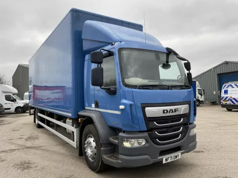 2022  71 DAF LF 260 18 TONNE BOX SLEEPER WITH 1.5 TONNE COLUMN TAIL LIFT img