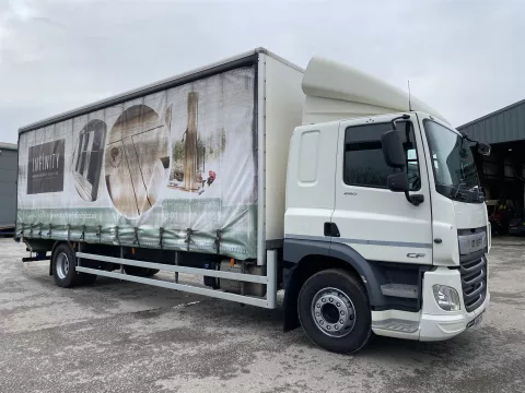 2019 19 DAF CF 18 TONNE CURTAINSIDER SLEEPER CAB WITH TUCK UNDER TAIL LIFT img