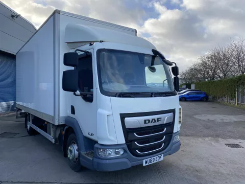 2019 69 DAF LF45 (150 BHP) 7.5T 2OFT GRP BOX BODY WITH 3 4 HEIGHT COLUMN TAIL LIFT img