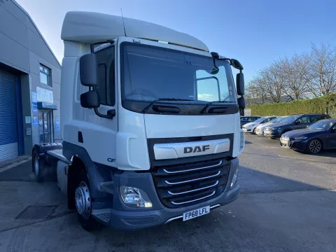 2018 68 2018 68 DAF CF 4X2 TRACTOR UNIT (410 BHP) AUTOMATIC TRANSMISSION, SLEEPER CAB img