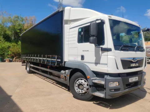 2017 MAN TGS 250 Sleeper Cab & Curtainsided Body img