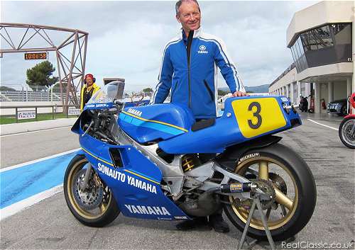 Christian Sarron with the YZR500 (and a man with some very large headphones. He'll need them if it starts)...