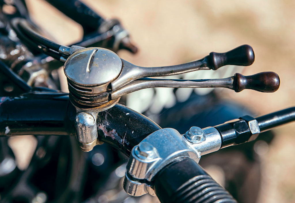 There’s a lever throttle on the Model K. Shorter lever is the air.