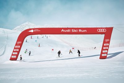Alle Teilnehmer gehen die Strecke vor dem Rennen mit einem ehemaligen Ski-Star durch, der ihnen wertvolle Tipps gibt. Alle Teilnehmer gehen die Strecke vor dem Rennen mit einem ehemaligen Ski-Star durch, der ihnen wertvolle Tipps gibt.