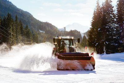 Es braucht viel Power, um den Pulverschnee zu einer festen Eisdecke zusammenzupressen. Die Traktoren versprühen immer wieder Wasser, das sofort zu Eis gefriert. Es braucht viel Power, um den Pulverschnee zu einer festen Eisdecke zusammenzupressen. Die Traktoren versprühen immer wieder Wasser, das sofort zu Eis gefriert.