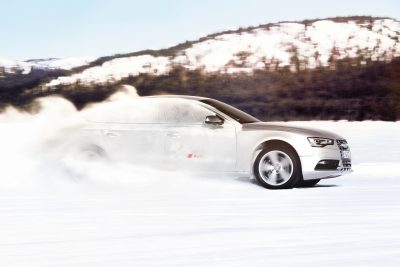 Ist die Piste präpariert, fällt der Startschuss für die Audi driving experience. Audi Fahrer üben sich im schnellen Reagieren in Extremsituationen und im sportlichen Fahren auf eisigem Untergrund. Ist die Piste präpariert, fällt der Startschuss für die Audi driving experience. Audi Fahrer üben sich im schnellen Reagieren in Extremsituationen und im sportlichen Fahren auf eisigem Untergrund.