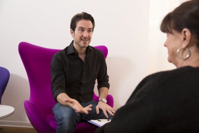 Dr. Sina Djalaei beim Beratungsgespräch Dr. Sina Djalaei beim Beratungsgespräch