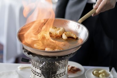 Crevetten flambee im Le Restaurant ©Badrutt's Palace Crevetten flambee im Le Restaurant ©Badrutt's Palace