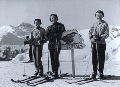Die Zimmermann-Schwestern auf dem Weg zur Trittalm, 1955 ©Sammlung Edith und Heidi Zimmermann, Bregenz Die Zimmermann-Schwestern auf dem Weg zur Trittalm, 1955 ©Sammlung Edith und Heidi Zimmermann, Bregenz
