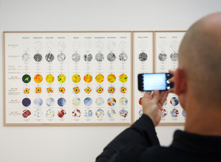 SLIDE_Com_Lan_ChicagoBienal_C-JulienLanoo_20170915-108459-copy