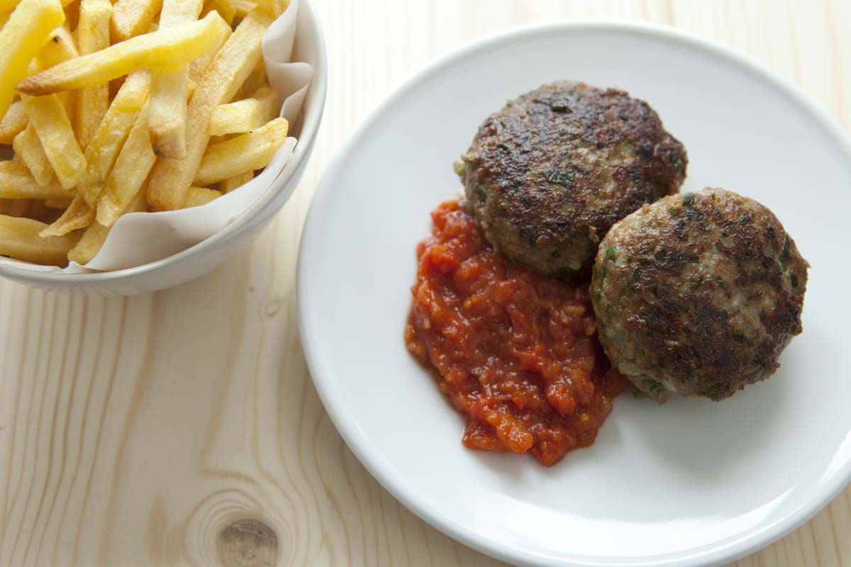 Lauch-Hacktätschli mit scharfer Tomatensauce