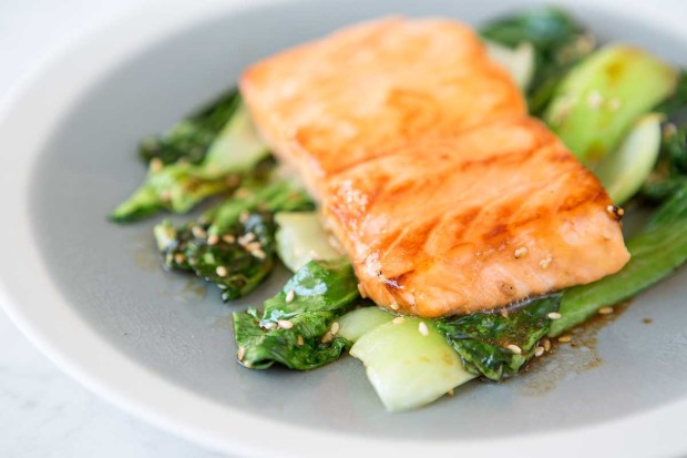 Glasierter Lachs mit Sesam-Pak-Choi