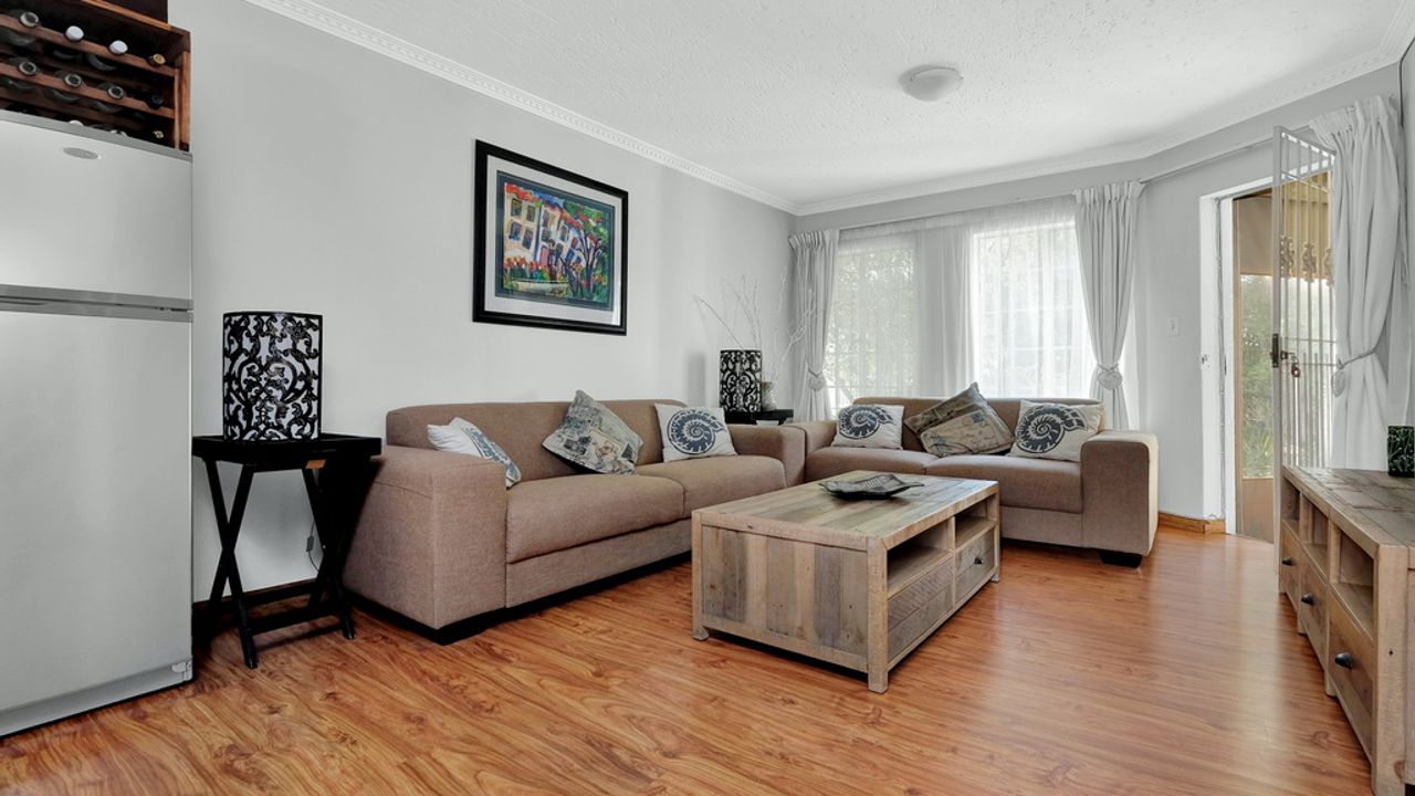 Stunning 3 Bed Apartment For Sale, Douglasdale Must See! LH110366