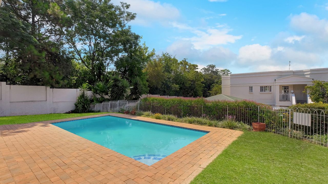 Stunning 3 Bed Apartment For Sale, Douglasdale Must See! LH110366
