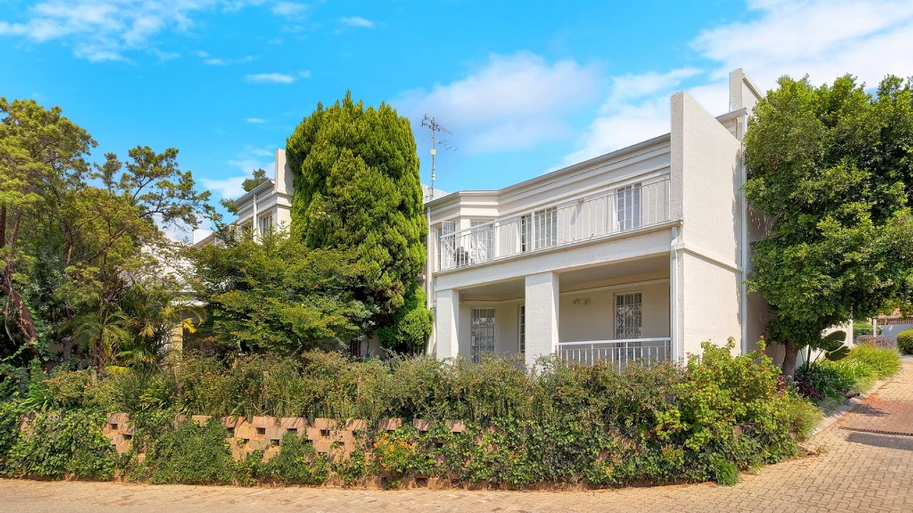 Stunning 3 Bed Apartment For Sale, Douglasdale Must See! LH110366