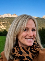 agent photo - roxanne spence