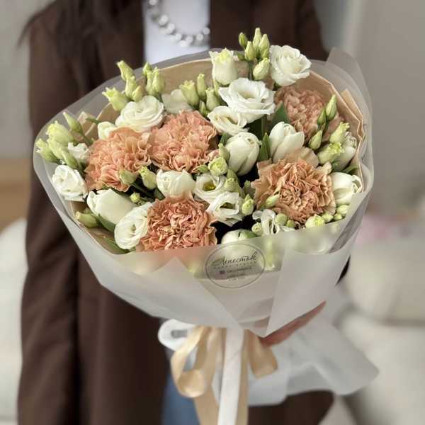 Букет из белых тюльпанов, эустомы и диантусов 