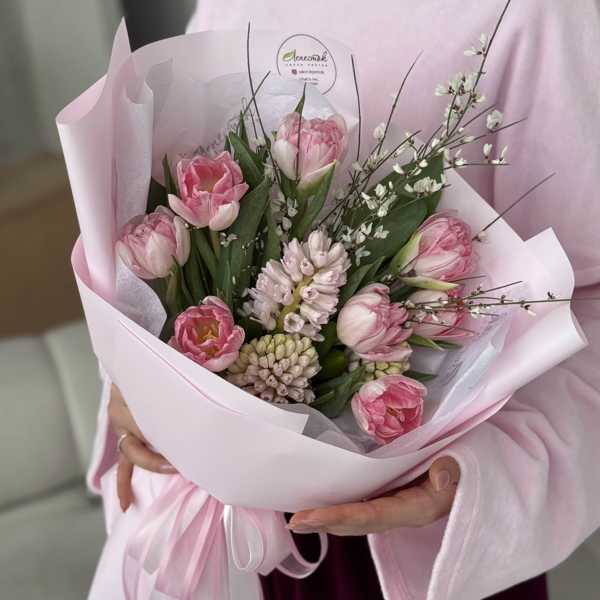 Весенний букет из тюльпанов, гиацинтов и ароматной генисты