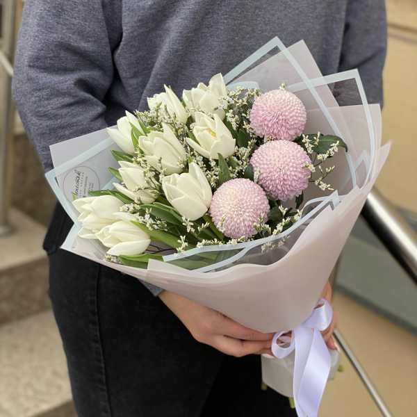 Букет из белых тюльпанов и хризантемы Момоко
