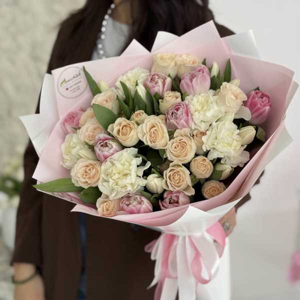 Букет из кустовых роз, тюльпанов и гвоздик