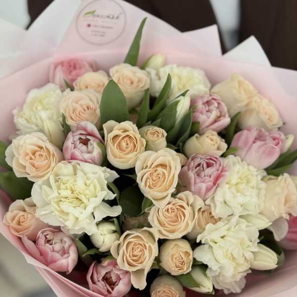 Букет из кустовых роз, тюльпанов и гвоздик