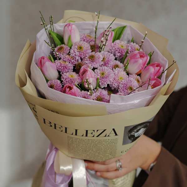 Букет из розовых тюльпанов, генисты и хризантемы Элисон Свит