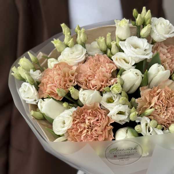 Букет из белых тюльпанов, эустомы и диантусов 