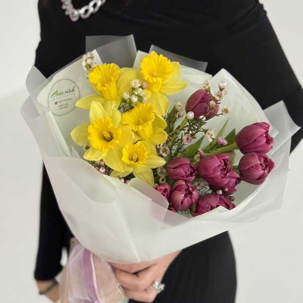 Букет из пионовидных тюльпанов и желтых нарциссов