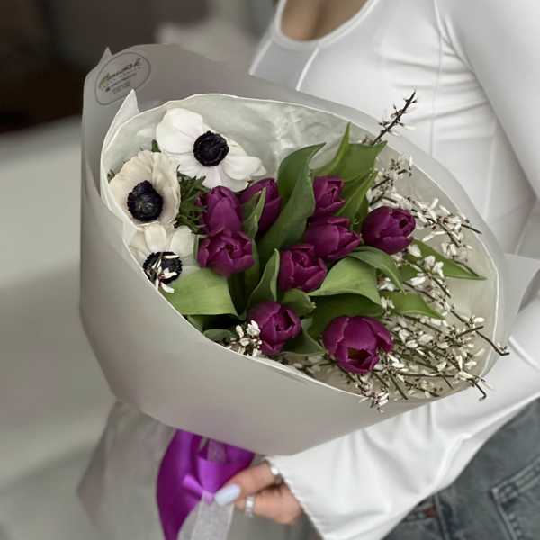 Весенний букет с белыми анемонами и тюльпанами