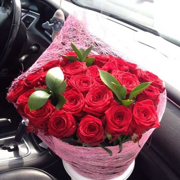 Букет из 25 роз с рускусом