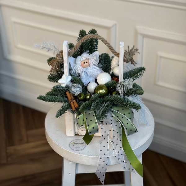 Рождественская композиция с ангелом