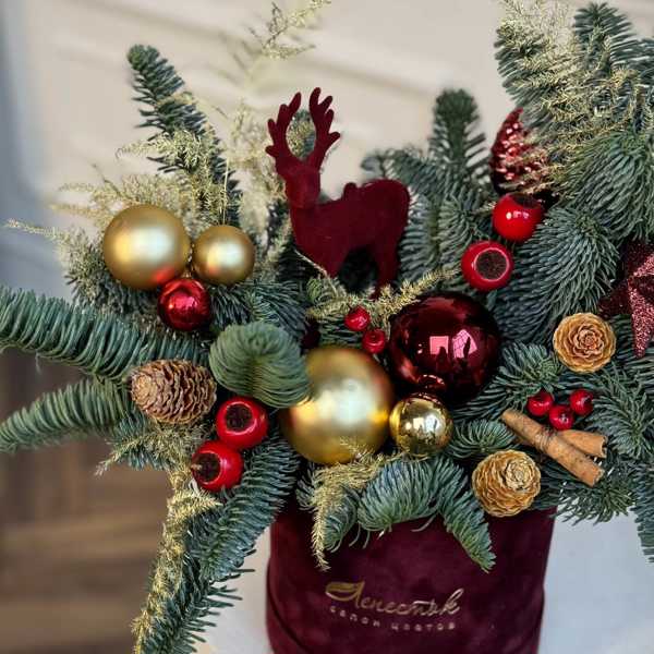 Новогодний цилиндр из нобилиса с бархатным оленем и декором