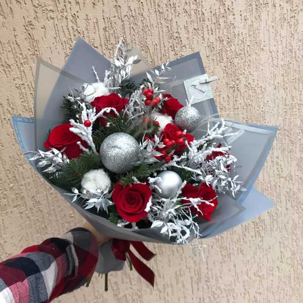 Зимний букет из роз, илекса, серебристого рускуса Зимний букет из роз, илекса, серебристого рускуса
