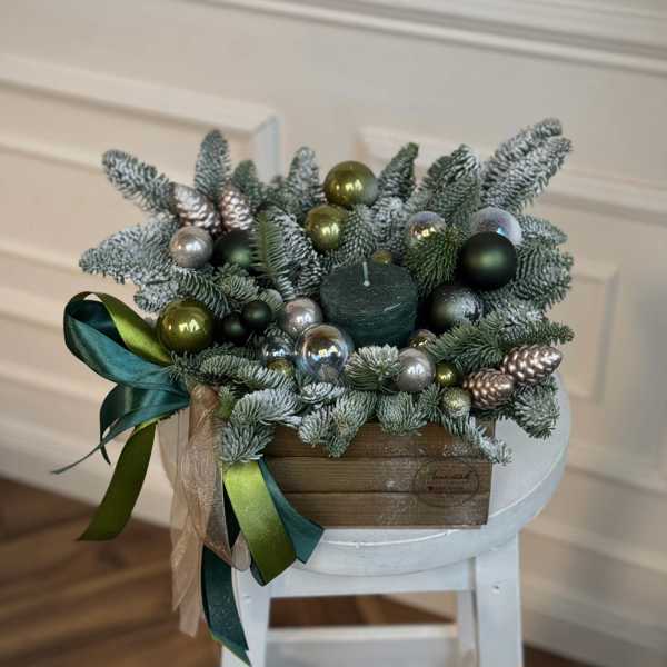 Зимняя композиция со свечой в деревянном ящике