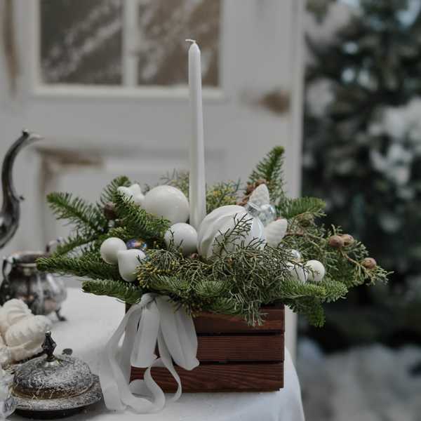 Рождественская композиция в деревянном ящике со свечой