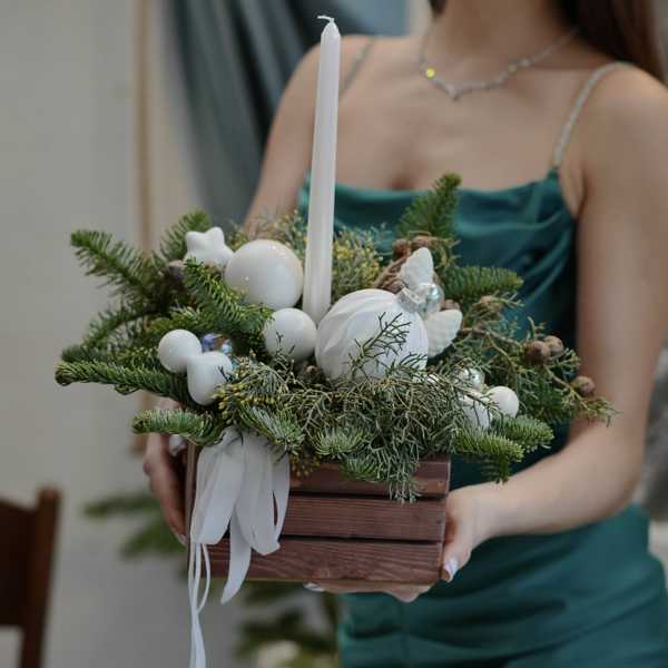 Рождественская композиция в деревянном ящике со свечой