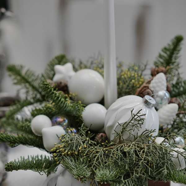 Рождественская композиция в деревянном ящике со свечой