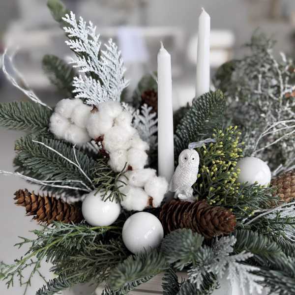 Новогодняя композиция в деревянном ящике со свечами и птичкой