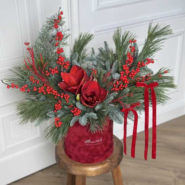 Рождественская композиция в бархатном цилиндре с амариллисом и илексом