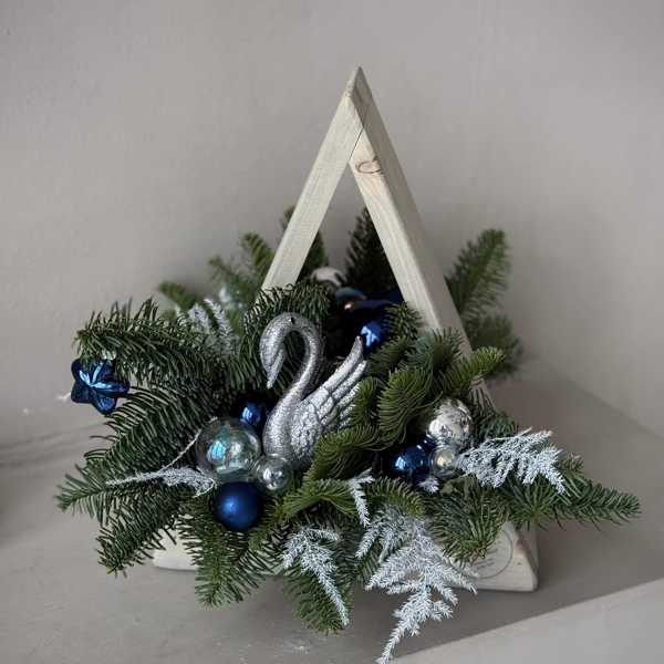 Снежная композиция с серебристым лебедем и декором