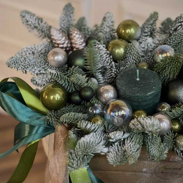 Зимняя композиция со свечой в деревянном ящике